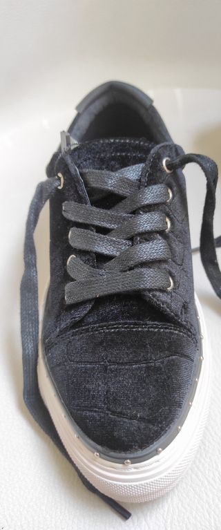 Zapatillas negras de vestir aterciopeladas