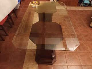 Mesa de patacones con cristal biselado