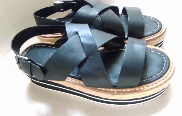 Sandalia negra plataforma 5cm