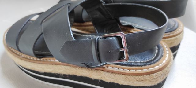 Sandalia negra plataforma 5cm