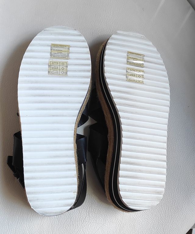 Sandalia negra plataforma 5cm