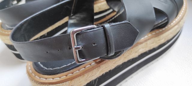 Sandalia negra plataforma 5cm