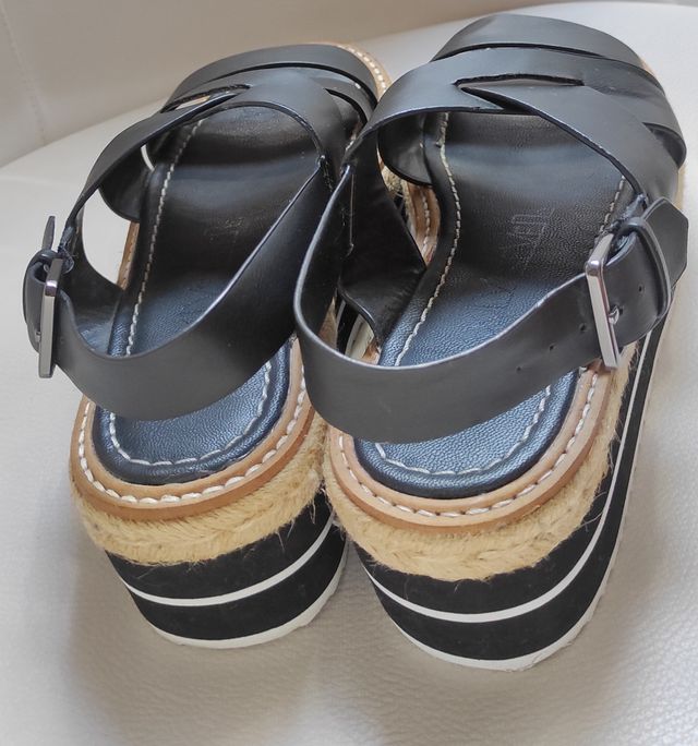 Sandalia negra plataforma 5cm