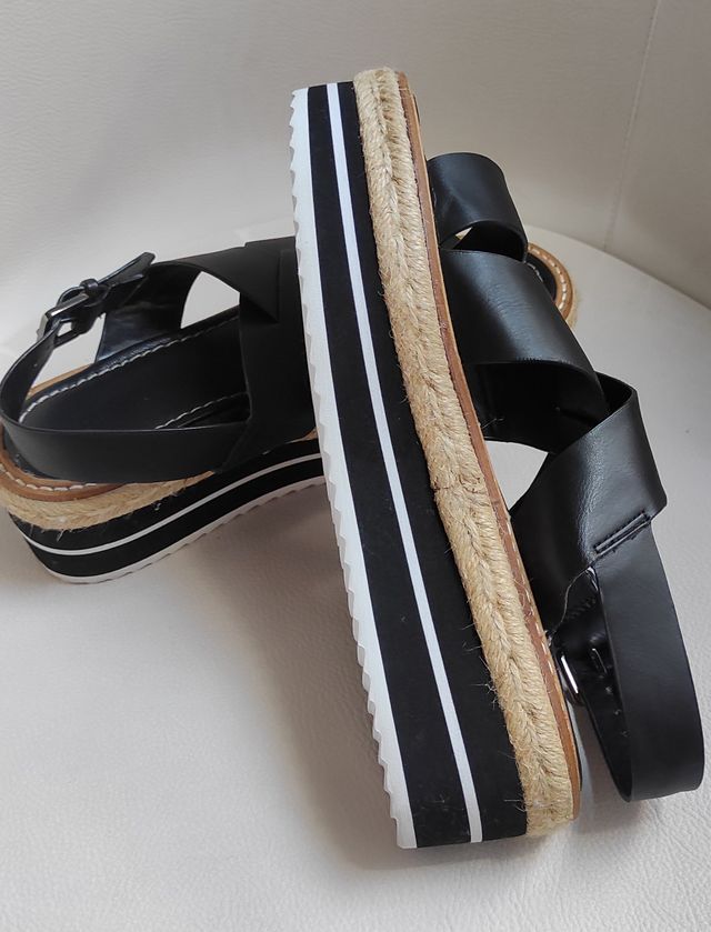 Sandalia negra plataforma 5cm