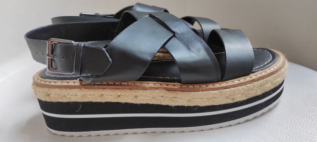 Sandalia negra plataforma 5cm