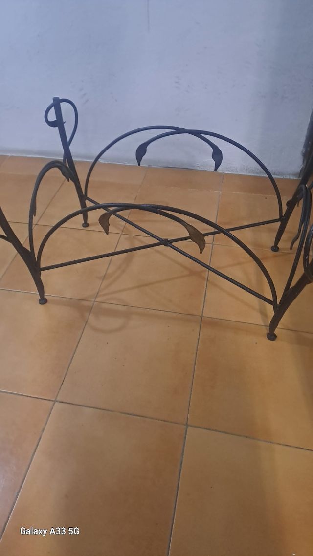 Mesa de hierro forjado y cristal biselad