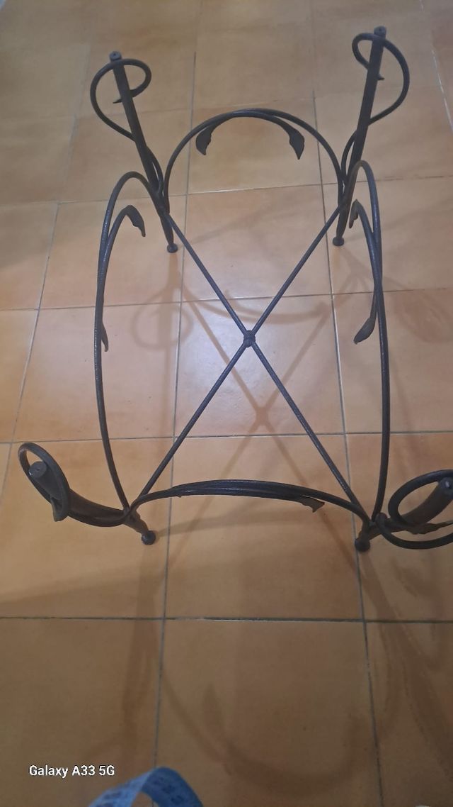 Mesa de hierro forjado y cristal biselad