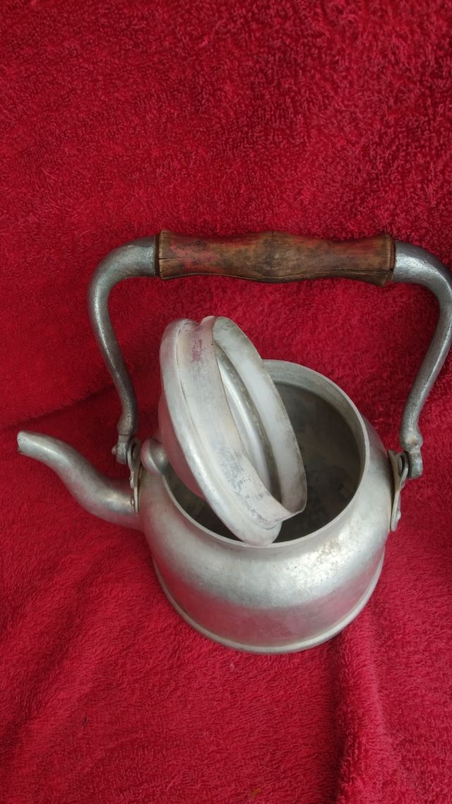 Tetera antigua de aluminio