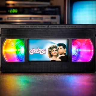 LÁMPARA GREASE VHS LED MULTICOLOR
