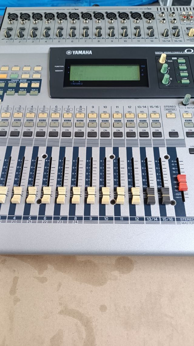 Mesa digital YAMAHA 01V