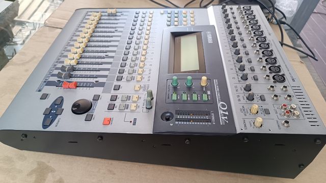 Mesa digital YAMAHA 01V