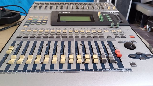 Mesa digital YAMAHA 01V