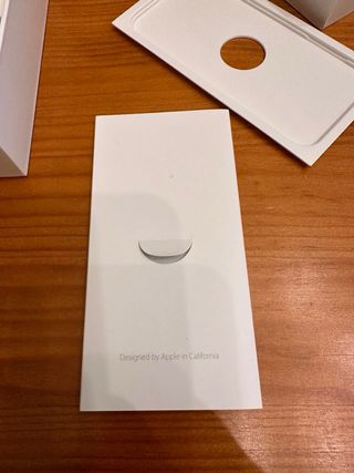 Caja del Iphone 5S con sus accesorios nuevos.