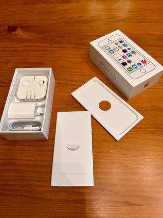 Caja del Iphone 5S con sus accesorios nuevos.