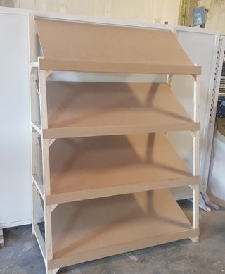 Estanterías llanas y fruteras de madera