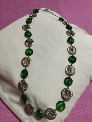 Collar verde y plateado de bisutería 