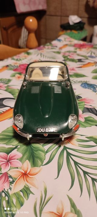 Modellino Jaguar E scala 1/18