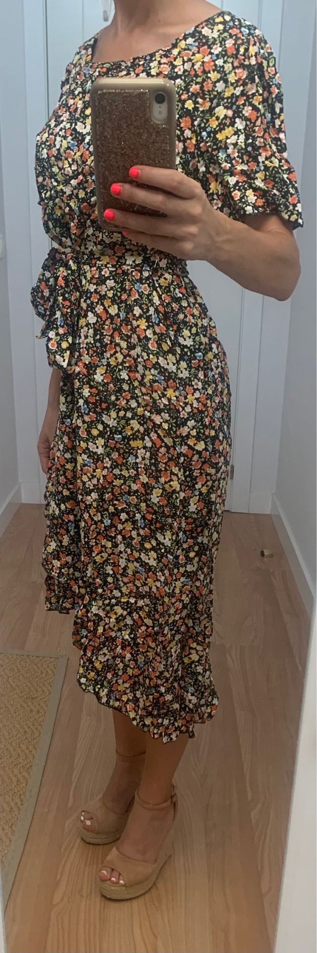 Vestido con estampado de flores asimétrico