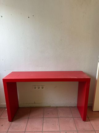Mesa roja con ruedas para cama Ikea