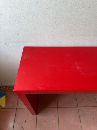 Mesa roja con ruedas para cama Ikea
