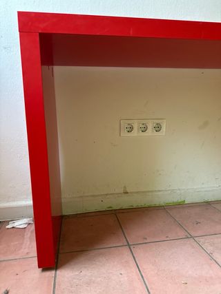 Mesa roja con ruedas para cama Ikea