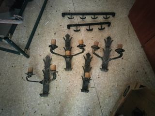 Lote de percheros y apliques de hierro