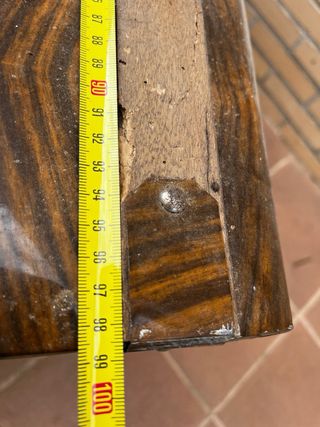 Baúl con patas antiguo forrado chapa vintage