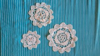 tre centrini vintage in cotone