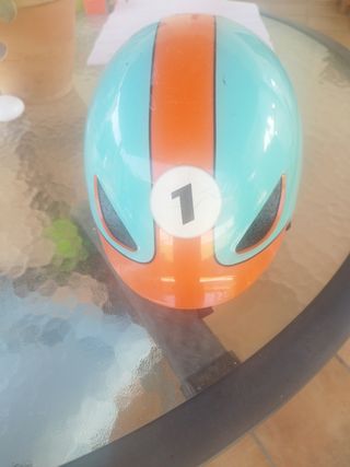 Bonito casco para niños.