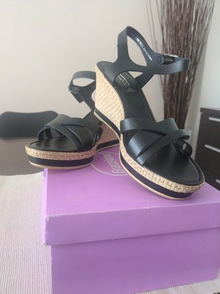 Sandalias núm 41-42 Nuevas sin usar Negras