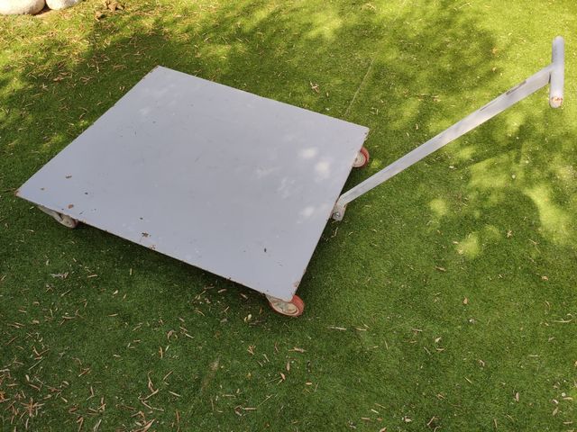 Piattaforma industriale per il carico di ruote e merci