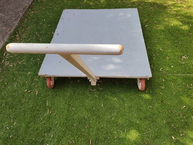 Piattaforma industriale per il carico di ruote e merci