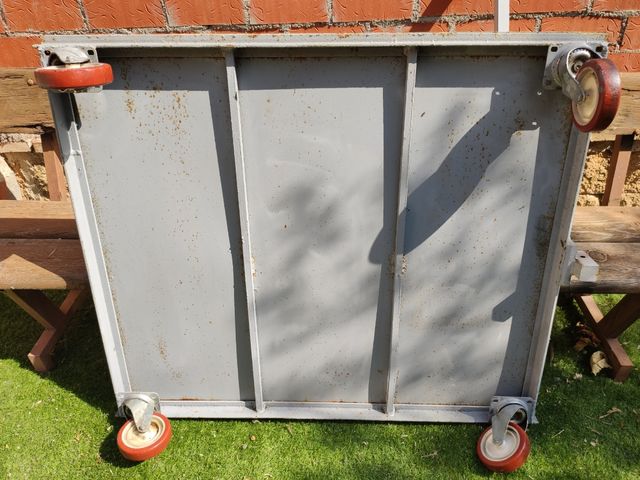 Piattaforma industriale per il carico di ruote e merci