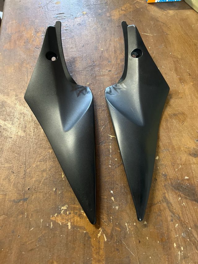 Placas laterales originales gsxr k6🛵