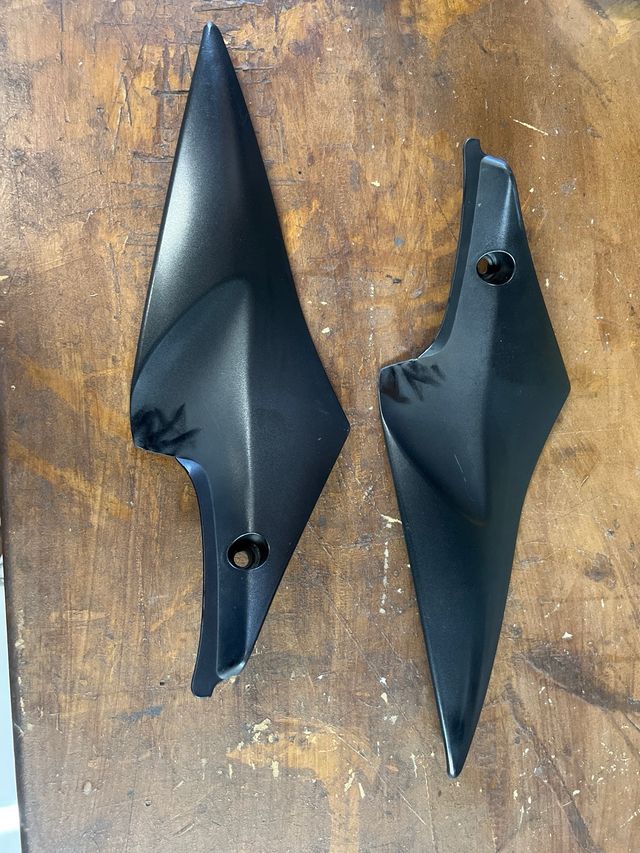 Placas laterales originales gsxr k6🛵