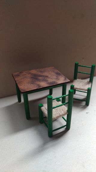 Sillas y mesa en miniatura 