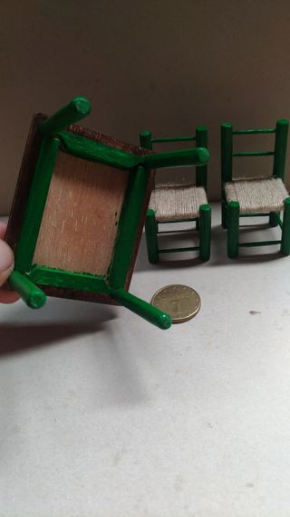 Sillas y mesa en miniatura 