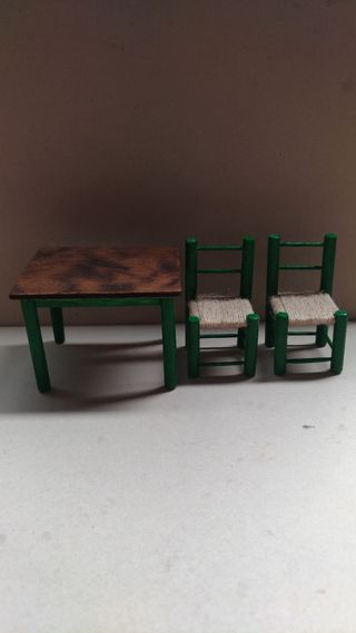 Sillas y mesa en miniatura 