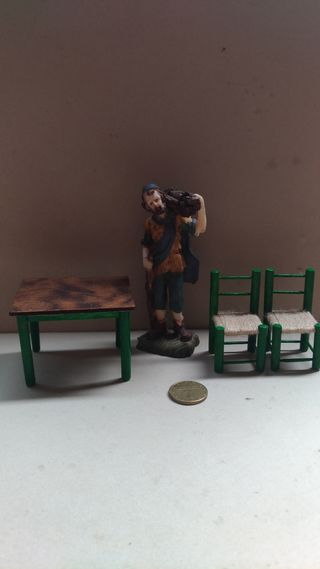 Sillas y mesa en miniatura 
