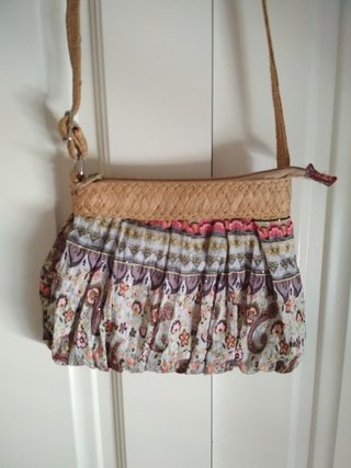 Bolso de esparto y tela.