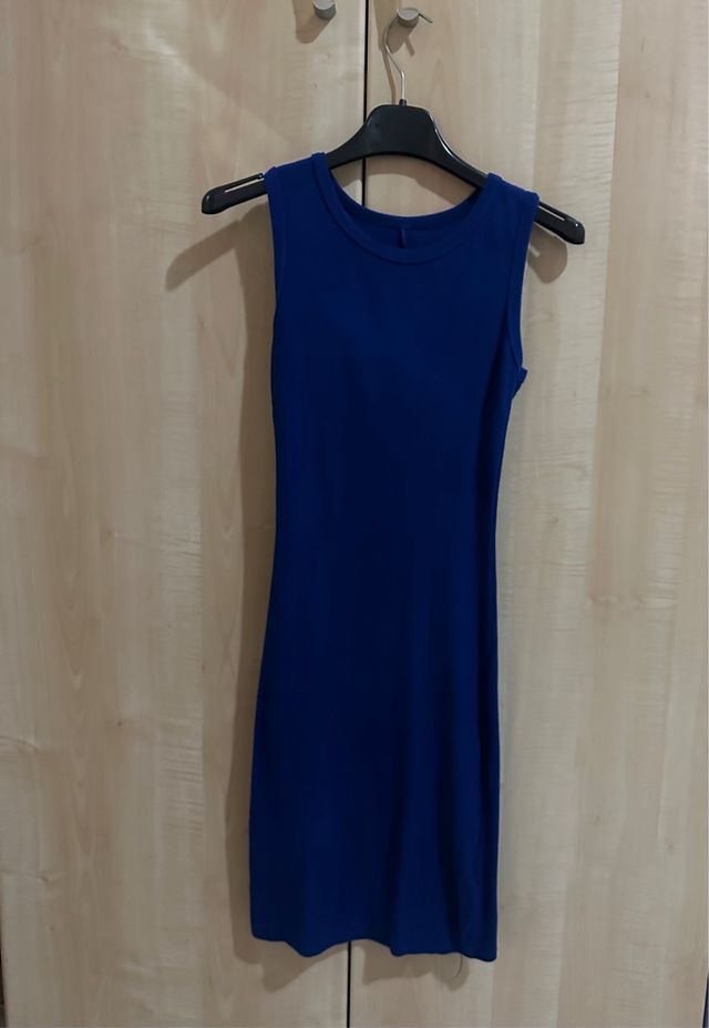Vestito corto blu con schiena scoperta