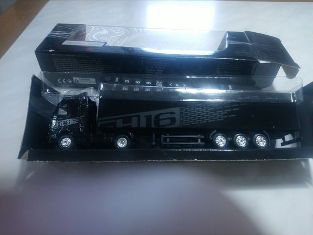 Camión Volvo FH16 semirremolque 1/87