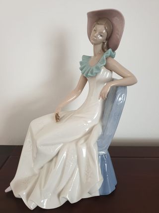 figura porcelana NAO