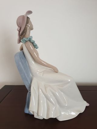 figura porcelana NAO