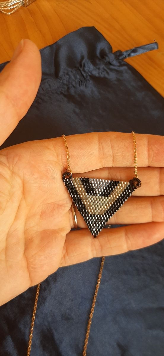 Collar con triángulo geométrico