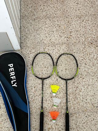 Raqueta balminton y pelotas




