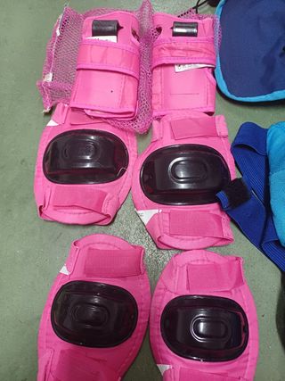 Dos equipos protección niños para patinaje