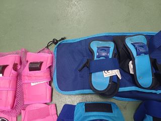 Dos equipos protección niños para patinaje