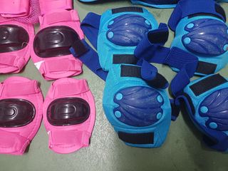 Dos equipos protección niños para patinaje