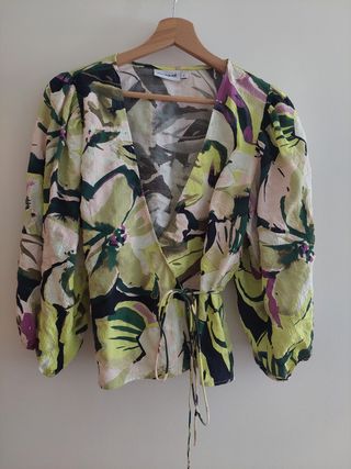 Blusa cruzada de Desigual.